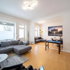 Massagesessel, King-sized Bed, Billardtisch, 2 Couches Apartment Berlin
